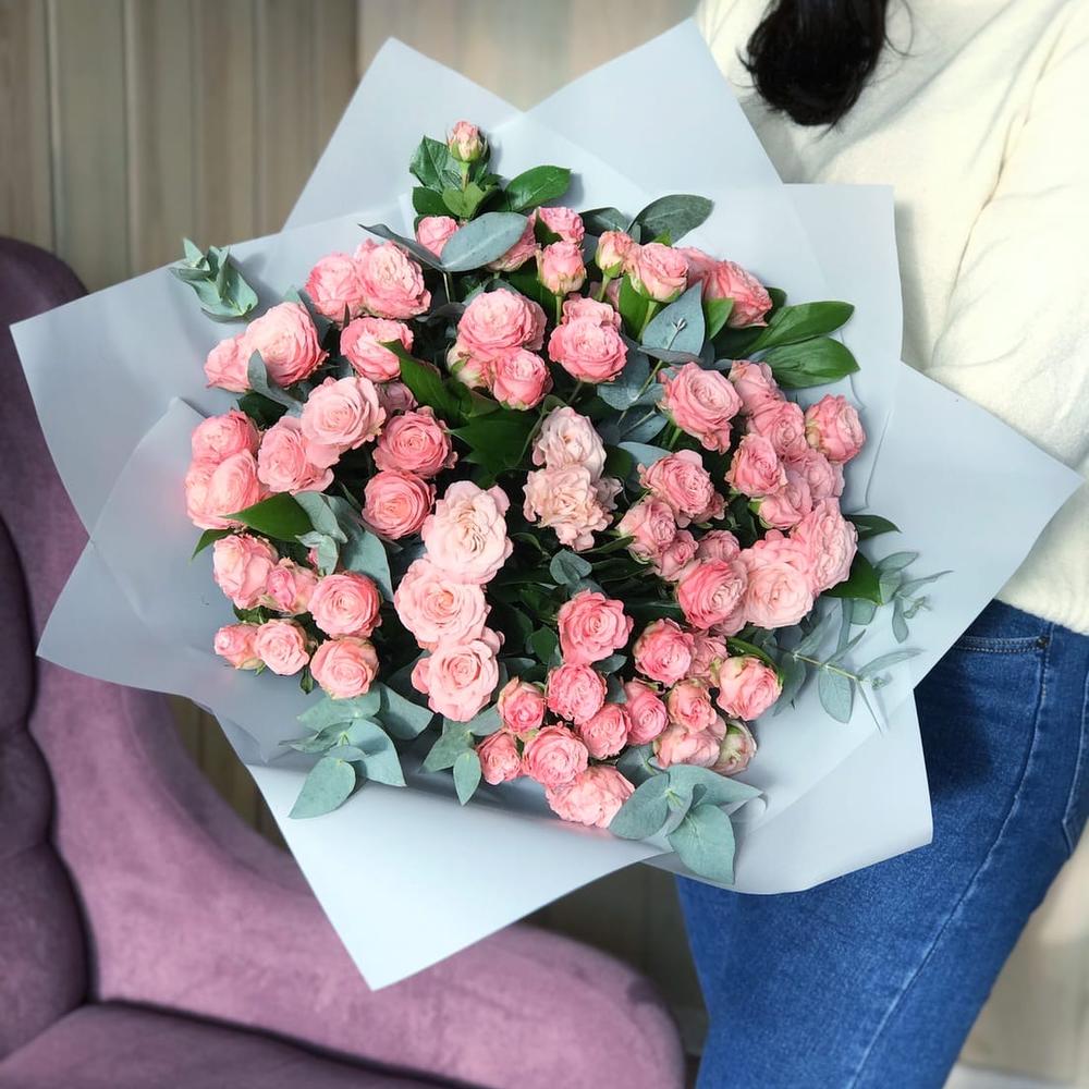 Купить Букет 31 ветка кустовой розовой розы с зеленью R494 в Москве, цена 6  990 руб.